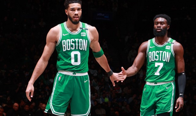  杰伦布朗爆发砍38分，绿军轻取老鹰稳固次席  