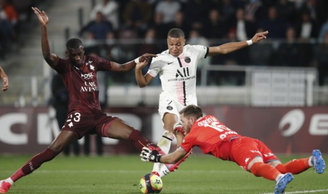  巴黎圣日耳曼绝杀里昂锁定半程冠军  