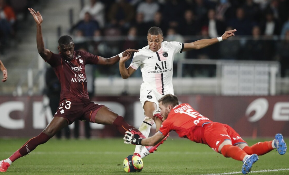  巴黎圣日耳曼绝杀里昂锁定半程冠军  