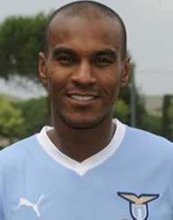  拉齐奥中场拦截能力突出，成功限制住佛罗伦萨进攻火力